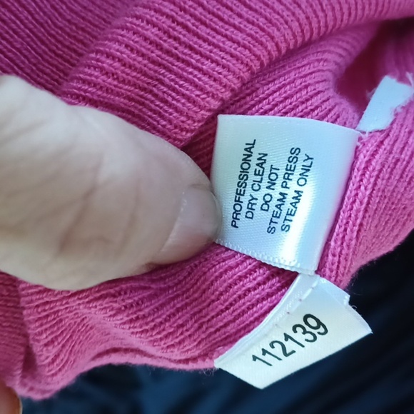 Ann Taylor v-neck silk/Cashmere sweater size M pink/magenta, 19" PTP, 24"L - Picture 7 of 7